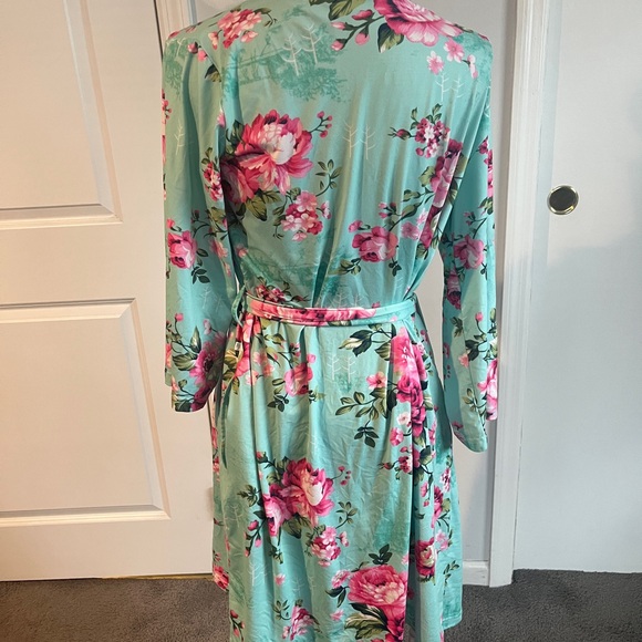 Floral Robe with Pink Roses - Picture 2 of 3